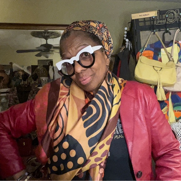 Join @ladydivadi LIVE shopping experience.
JUST ADMIRE: Sharing Rare Selections - Picture 11 of 17